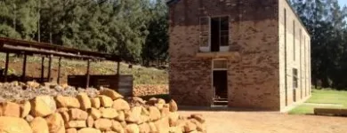 Maatskappy 6 beeld HILLHOUSE Windsurfing in Howick KZN