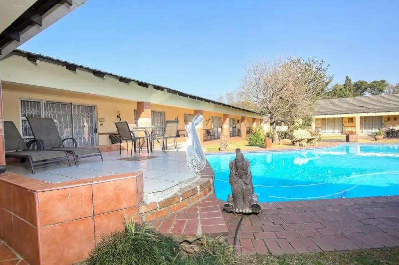 Maatskappy 1 beeld AFRICAN ELEPHANT GUEST HOUSE