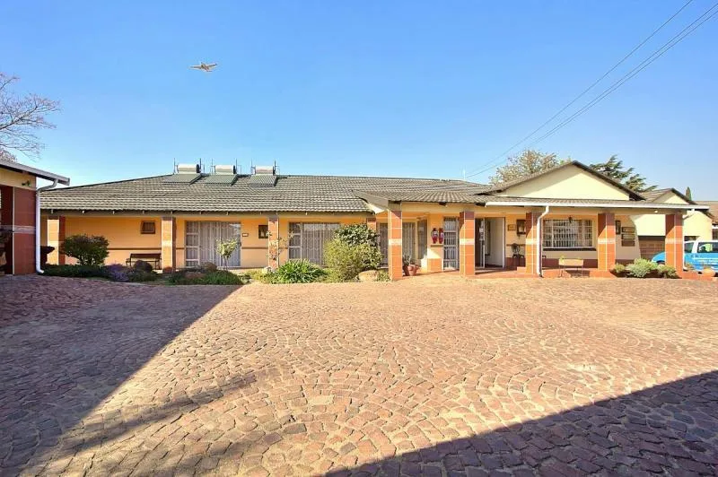 Maatskappy 4 beeld AFRICAN ELEPHANT GUEST HOUSE